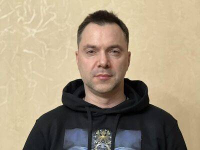 Арестович: В России мобилизованным и зэкам говорят: "Украинцев мы уже всех убили, их нет. Мы там уже с польскими наемниками воюем"