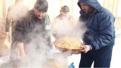 Власти Матчинского района накормили дорожников горячим пловом