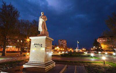 Оккупанты снесли памятник Шевченко в Мелитополе
