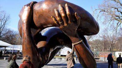 Гражданские права: скульптура "Объятия" в память о чете Кингов