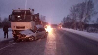 В ДТП с грузовиком под Новосибирском погибли юный водитель и его пассажир