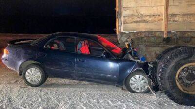 На трассе в Магаданской области легковушка врезалась в КамАЗ, пострадала автомобилистка