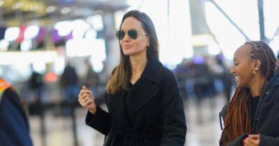 Анджелина Джоли - Брэд Питт - saint Laurent - Анджелину Джоли заметили в аэропорту в total-black образе в компании дочери (фото) - focus.ua - США - Украина - Франция - Нью-Йорк