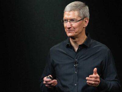 Директору Apple Тиму Куку сократили годовую зарплату более чем на 40%