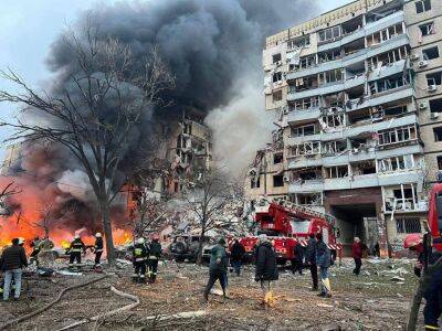 Массированная атака 14 января: в Днепре российскамя ракета разрушила подъезд жилого дома – есть погибшие (фото, видео)