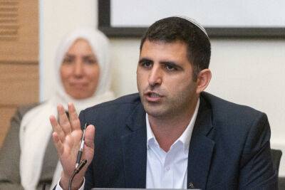 Министр связи Шломо Караи пообещал урезать вдвое финансирование общественного вещания в Израиле