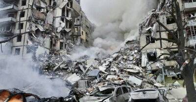 Из-за ракетного удара по многоэтажному дому в Днепре погибли 19 человек. Неизвестна судьба еще более 40 человек