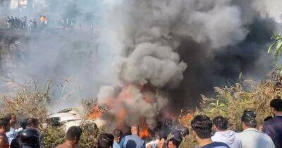 Никто не выжил: в Непале пассажирский самолет потерпел крушение при взлете (видео)