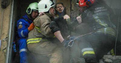 Из-под завалов в Днепре после 10 часов усилий спасли женщину: погибли уже 23 человека (ФОТО, ВИДЕО)
