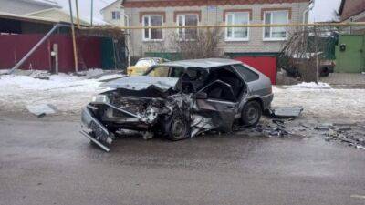 В Воронеже столкнулись три автомобиля, пострадали автомобилистка и двое детей