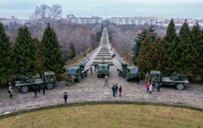 Порошенко передав військовим у Рівному 5 вантажівок DAF із зенітними установками
