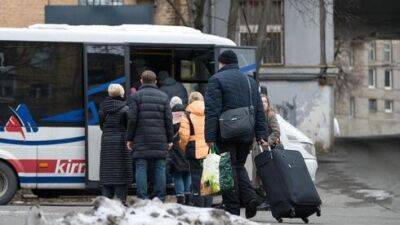 В холоде и под бомбежками: из Киева эвакуированы сотни пожилых евреев
