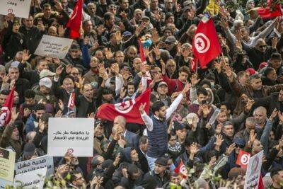 Тысячи людей протестуют в Тунисе против правления президента - unn.com.ua - Украина - Киев - Тунис - Тунисская Респ. - Тунис
