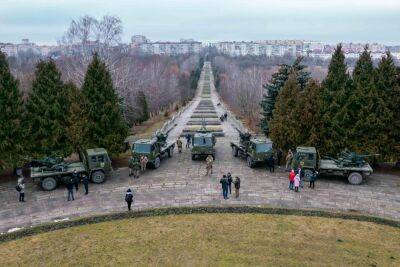 Петро Порошенко - Порошенко передав військовим у Рівному 5 вантажівок DAF із зенітними установками - bin.ua - Украина - Україна