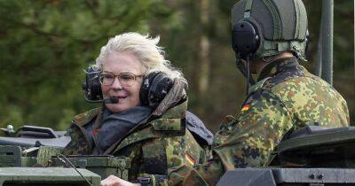 Провалила реформу Бундесвера: министр обороны Германии уходит в отставку