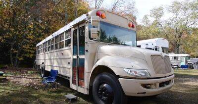 Старый школьный автобус превратили в уютный дом на колесах с террасой (фото)