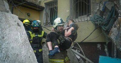 Однофамилицу президента Украины спасли из-под завалов дома в Днепре, ее мужа и сына ищут (фото)