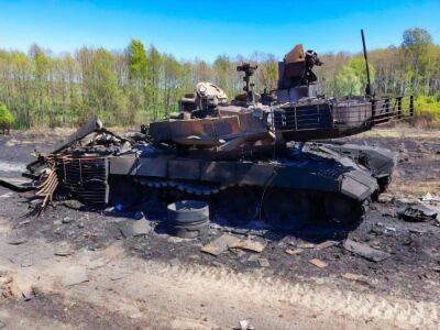 "Просто куча металла". В Луганской области сгорел российский танк стоимостью $5 млн. Видео