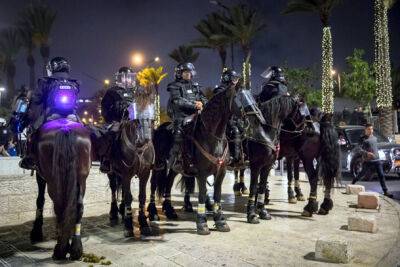 Конный полицейский сбил ортодокса в ходе массовых беспорядков в Иерусалиме
