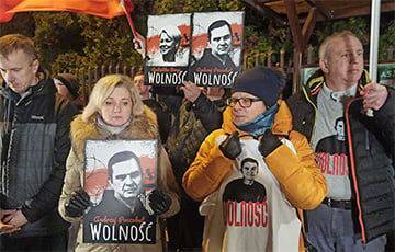 Акция в поддержку Анджея Почобута прошла у белорусского консульства в Белостоке