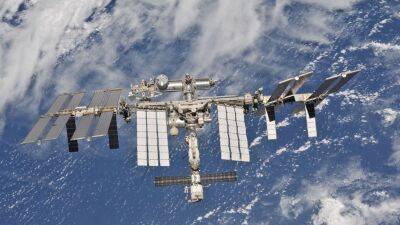 Россия отправит к МКС пустой «Союз» из-за повреждения своего корабля метеоритом