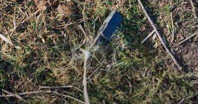 Бойцы ВСУ с помощью дрона захватили рацию россиянина на поле боя (видео)