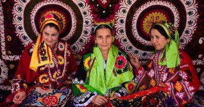 «Атлас красоты»: рассказываем о таджичках, попавших в объектив знаменитого румынского фотографа