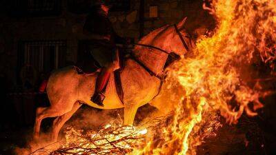 "Луминариас": коня на скаку через горящий костёр