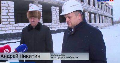 Каска на норковой шапке: российский губернатор вышел на люди с мужчиной в странном наряде (ФОТО)