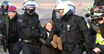 Вынесли на руках: Грету Тунберг в Германии задержала полиция (фото, видео)