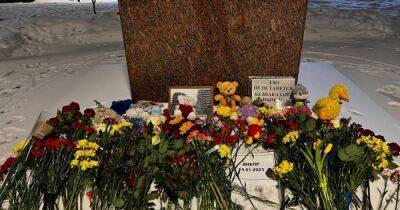 Полиция в Москве задерживает людей у стихийного мемориала в память о погибших в Днепре (фото)