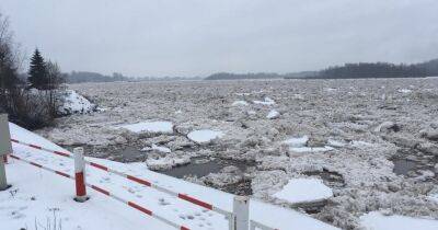 В Плявиньском водохранилище снизился уровень воды, но оранжевое предупреждение останется в силе