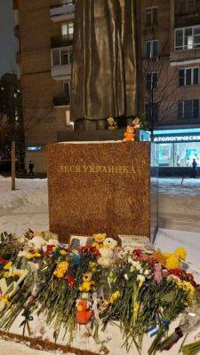 В Москве задержали людей, которые возлагали цветы к стихийному мемориалу по жертвам обстрела Днепра