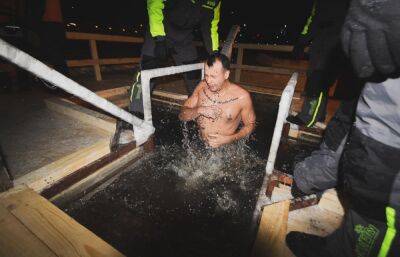 Минздрав напомнил, кому нельзя купаться в проруби в Крещение