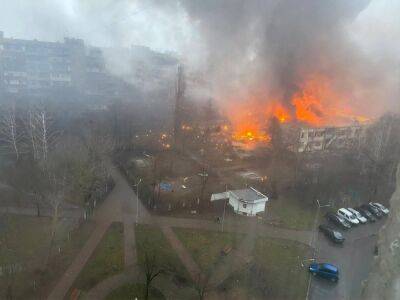Вертолет с руководством МВД Украины упал рядом с детским садом в Броварах, минимум 18 человек погибли. Главное