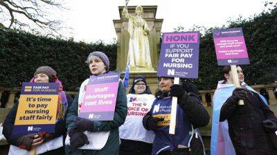 Английские медсестры и медбратья вышли на двухдневую забастовку