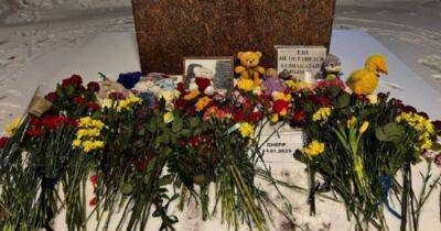 В России появляются стихийные мемориалы в память о жертвах террористической атаки оккупантов по Днепру (ФОТО)