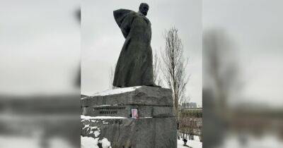 Ракетный удар по Днепру: в городах России начали массово появляться стихийные мемориалы (фото)