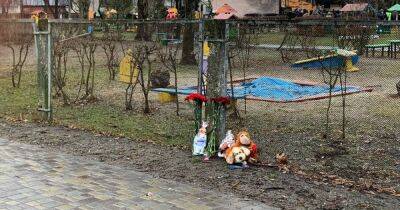 Авиакатастрофа в Броварах: люди несут игрушки и цветы к месту падения вертолета (фото)