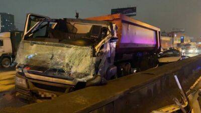 В массовом ДТП на МКАД погиб водитель грузовика