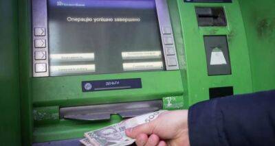 Украинцы массово снимают деньги с карт Приватбанка