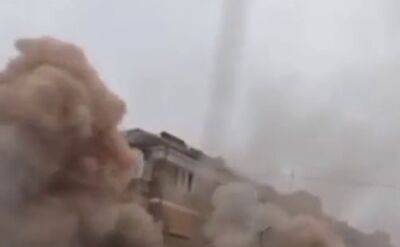 "Кровососы": мощные взрывы в жилом доме попали на видео, в небо поднялся столб дыма