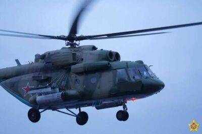 В небе над Беларусью летают военные вертолеты и самолеты