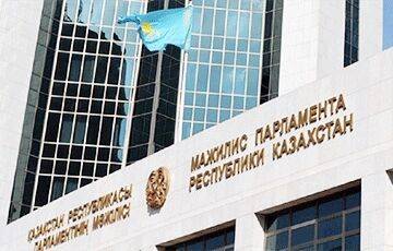 В Казахстане депутата изгнали из парламента за поддержку РФ
