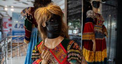 В магазинах Кабула на лица манекенов надели платки, мусорные пакеты и фольгу (фото, видео)