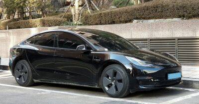 Две американки пытались заправить электромобиль Tesla бензином (видео)