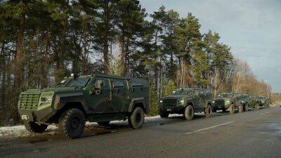 Українські військові отримали нові броньовики від Канади