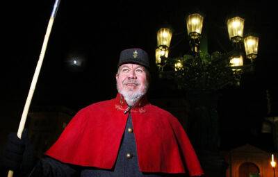 Жителей Праги пригласили на бесплатную экскурсию с фонарщиком