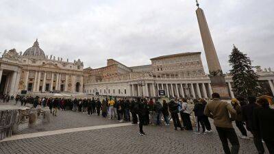 Католики прощаются с покойным Бенедиктом XVI