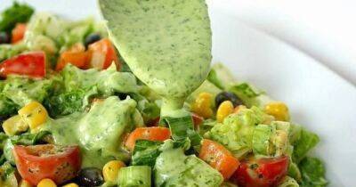 Избавляемся от "праздничных" килограммов: овощной фитнес-салат с соусом из авокадо